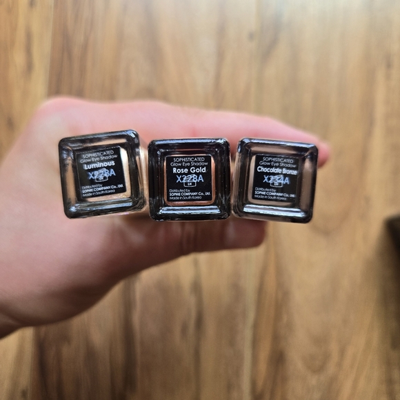 glowiest Touches Set 9 Glow Lip oil/lipstick,9 Glow Eye shadow bundle of 3 boxes - Picture 3 of 8